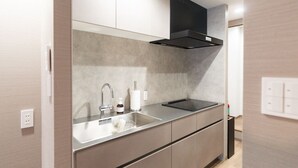 Microwave, stovetop - Walking distance to Tokyo Tower|100 sq.m. large building for rent for 9 people (MAX9)|Fully Renovated|Only 21 min. train ride to Haneda Airport (港区)