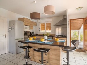 Een microgolfoven, een oven, een kookplaat, een vaatwasser