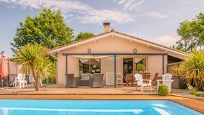 A modern house with a swimming pool, patio furniture, and a covered outdoor area. - Kerkokos - Family house with swimming pool (Gujan-Mestras)