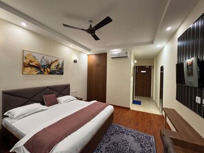 Rom – superior, balkong | Minibarvarer (inkludert), skrivebord og skrivebord for bærbar PC