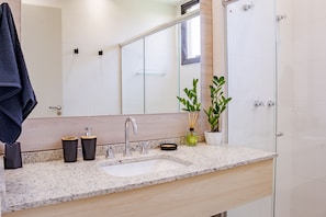 Villa | Salle de bain | Douche, sĂšche-cheveux, serviettes fournies, papier toilette