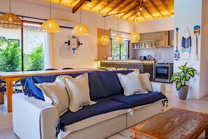 Villa | Wohnbereich | 32-Zoll-Smart-TV mit Digitalempfang
