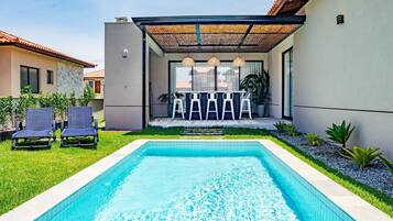 Vila | Piscina | Piscina externa, espreguiçadeiras