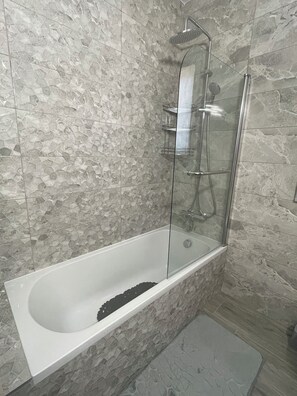 Douche, sèche-cheveux, serviettes fournies, savon