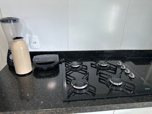 Kylskåp, mikrovågsugn, spishäll och mixer