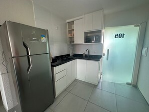 Refrigerador, microondas, placa de cocina, licuadora