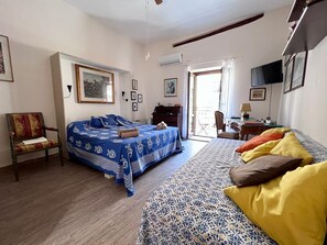 1 Schlafzimmer, Schreibtisch, Bügeleisen/Bügelbrett, Reisekinderbett