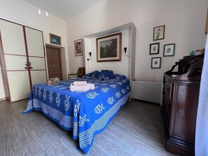 1 Schlafzimmer, Schreibtisch, Bügeleisen/Bügelbrett, Reisekinderbett