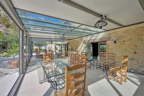 Outdoor dining - La Bastide des Princes - Indoor and outdoor swimming pool (Caderousse)