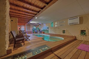 Una piscina cubierta, una piscina al aire libre