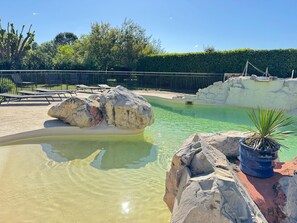 Una piscina cubierta, una piscina al aire libre