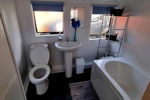 Cabin | Bathroom | Combined shower/tub, deep soaking tub, towels