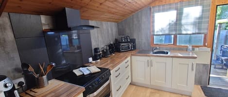 Mökki | Yksityinen keittiö | Jääkaappi, mikroaaltouuni, uuni, liesi