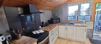 Wildwood Cabin - Sleeps 6, Hot Tub & Parking