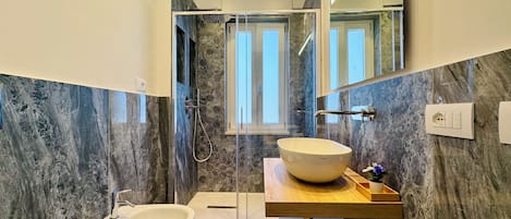Doppel- oder Zweibettzimmer, eingeschränkter Meerblick | Badezimmer
