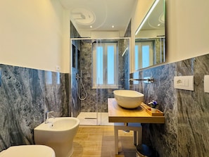 Bathroom - YourHome - Il Pino Rooms & Apartment (Meta)
