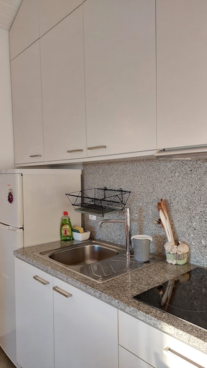 Réfrigérateur, micro-ondes, plaque de cuisson, cafetière/bouilloire