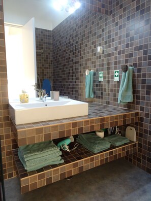 Shower, hair dryer, towels, soap - Brioso Cutlery House (Outeiro)