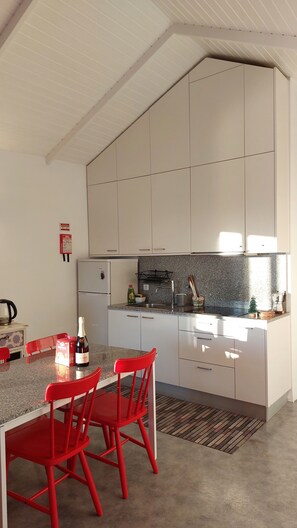 Kühlschrank, Mikrowelle, Herdplatte, Wasserkocher mit Kaffee-/Teezubehör