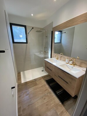 Dusche, Haartrockner, Toilettenpapier