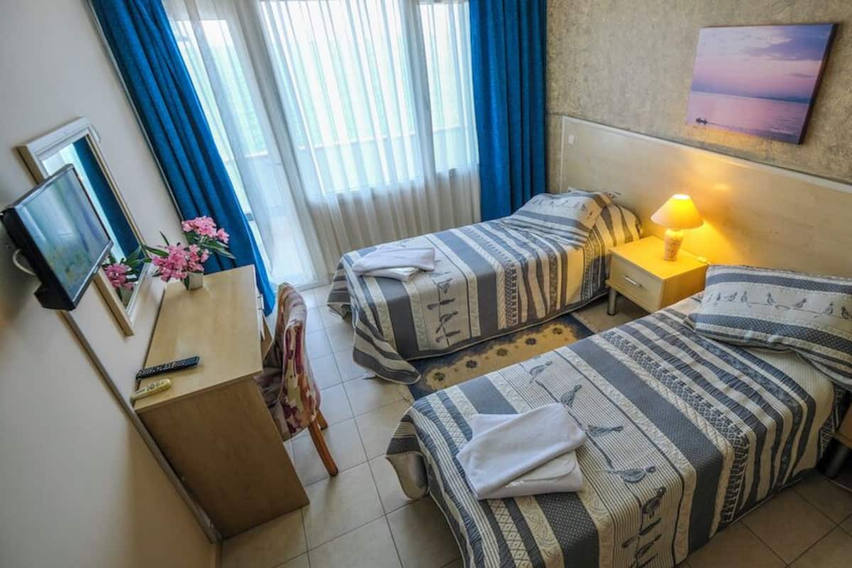 Habitación básica con 1 cama matrimonial o 2 individuales, balcón, vista al mar