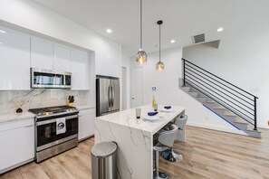 Geladeira, micro-ondas, fogão, cooktop