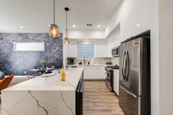 Geladeira, micro-ondas, fogão, cooktop