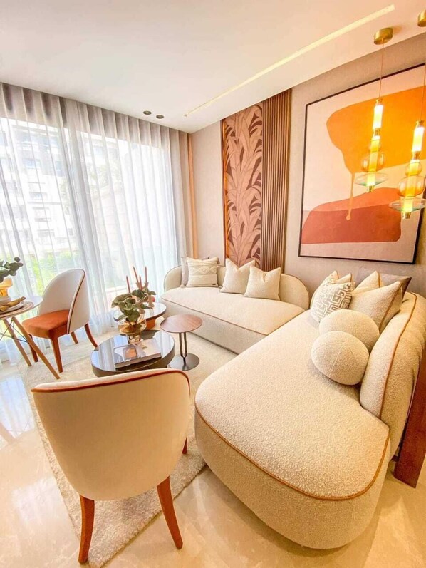 40-inch Smart TV with satellite channels, Netflix, pay films