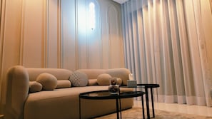 Deluxe-Apartment | Wohnbereich | 40-Zoll-Smart-TV mit Satellitenempfang, Netflix, Pay-TV