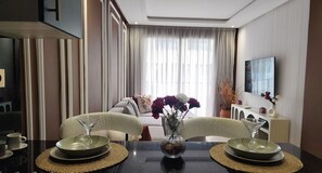 Condo Deluxe | Área de sala de estar | Smart TV, Netflix, películas con cargo y servicios de streaming