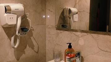 Artículos de tocador gratuitos, secador de pelo, bidet, toallas