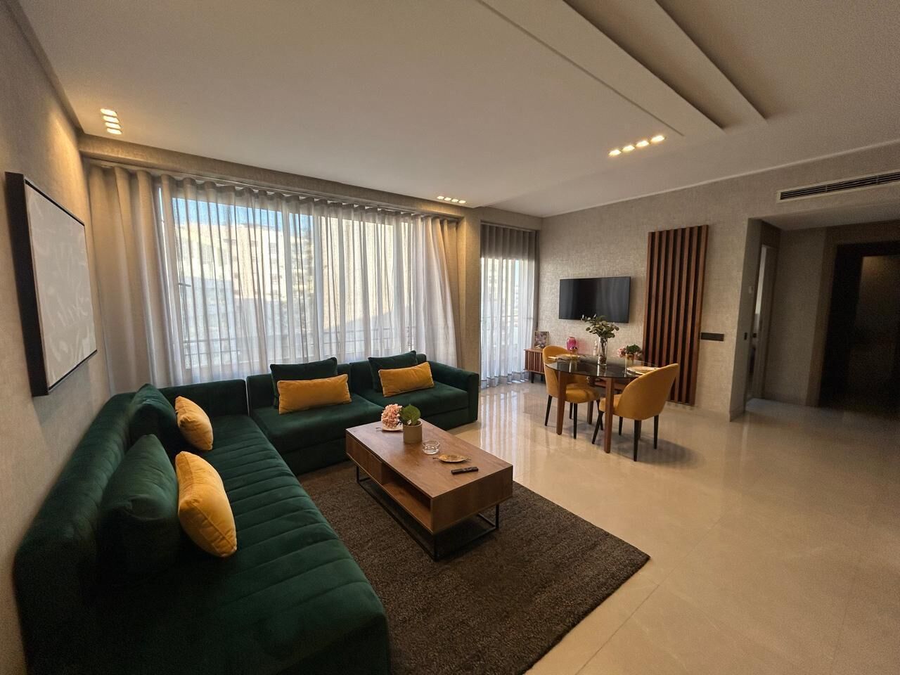 Deluxe appartement | Woonruimte | Een 40-inch smart-tv met satellietzenders, Netflix en betaalfilms