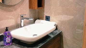 Deluxe Condo | Bathroom | Free toiletries, hair dryer, bidet, towels