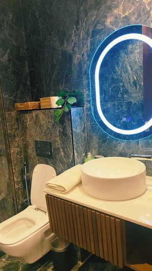 Apartamento Deluxe | Baño | Artículos de higiene personal gratuitos, secador de pelo, bidé y toallas