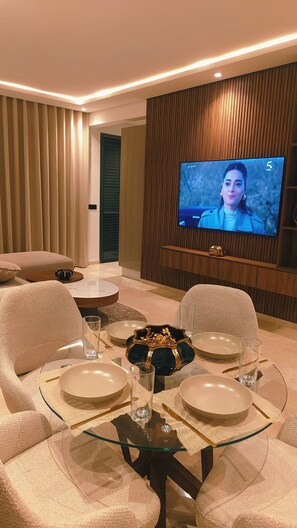 Condo Deluxe | Área de sala de estar | Smart TV, Netflix, películas con cargo y servicios de streaming 