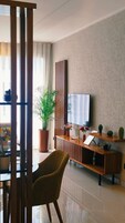 Apartamento Deluxe | Zona de estar | Una Smart TV, Netflix, películas de pago, servicios de streaming