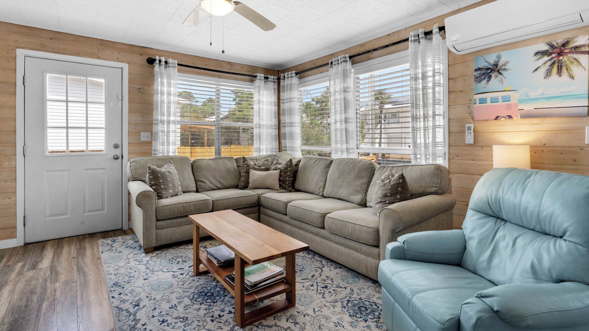 独立别墅, 多张床, 使用泳池, 泳池景观 (Coastal Charm) | 起居区 | 42-英寸纯平电视（配备数码频道）