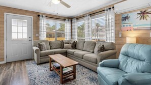 Casa, varias camas, acceso a la alberca, vista a la alberca (Coastal Charm) | Área de sala de estar | Televisión de pantalla plana de 42 pulgadas con canales digitales
