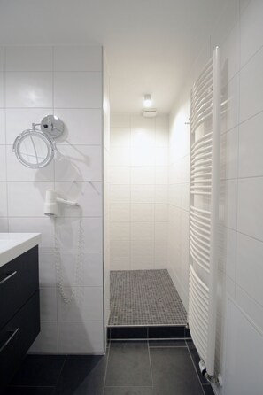 Bruser, hårtørrer, håndklæder, Sæbe