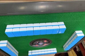 Una mesa verde con bloques azules y blancos dispuestos en un diseño.