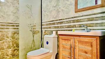 Room, 1 Bedroom, Accessible, Smoking | Bathroom