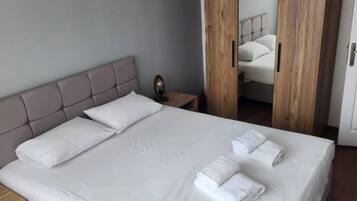 3 bedrooms, iron/ironing board, WiFi, bed sheets