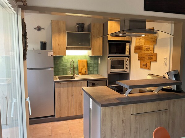 Micro-ondes, four, plaque de cuisson, lave-vaisselle