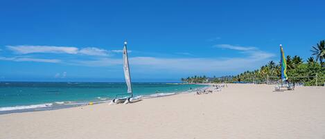 Una spiaggia nelle vicinanze, lettini da mare, teli da spiaggia