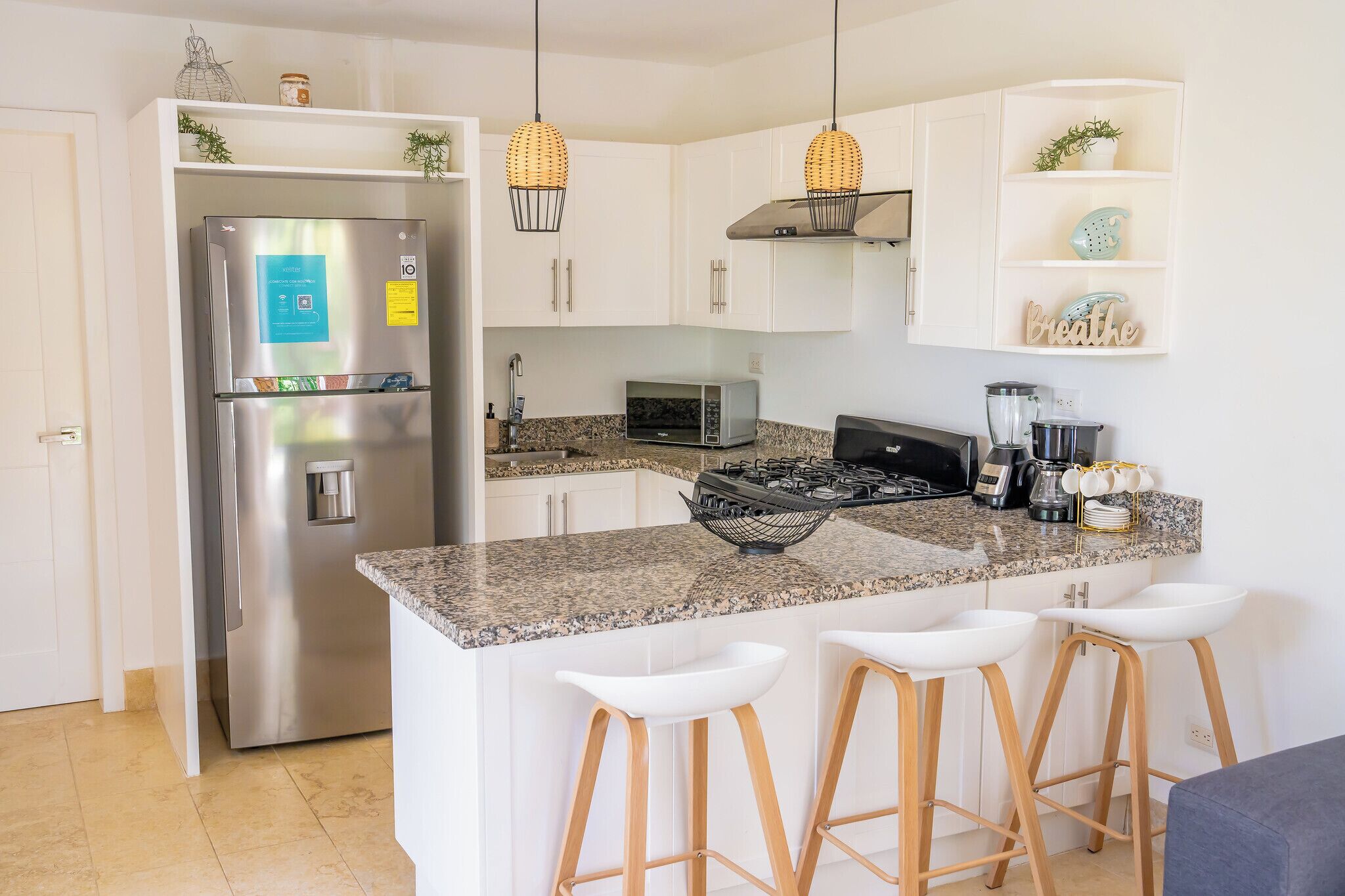 Frigorífico, microondas, placa de cocina y cafetera o tetera