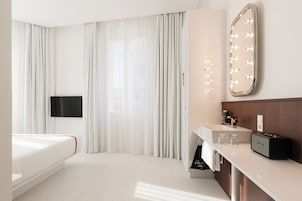 Loft | Κλινοσκεπάσματα υψηλής ποιότητας, χρηματοκιβώτιο στο δωμάτιο 