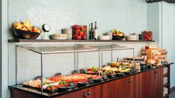 TĂ€gliches FrĂŒhstĂŒcksbuffet (22 EUR pro Person)