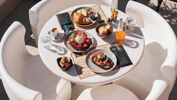 Colazione a buffet, servita tutte le mattine (22 EUR a persona)