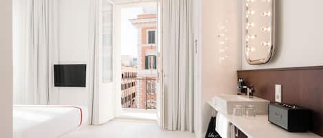 Loft | Premium bedding, in-room safe, laptop workspace, blackout curtains