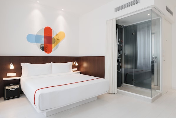 Premium bedding, in-room safe, laptop workspace, blackout curtains